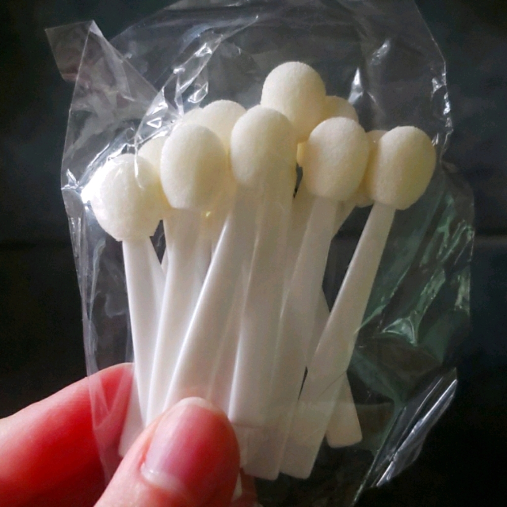 Disposible eyeshadow applicators for makeup